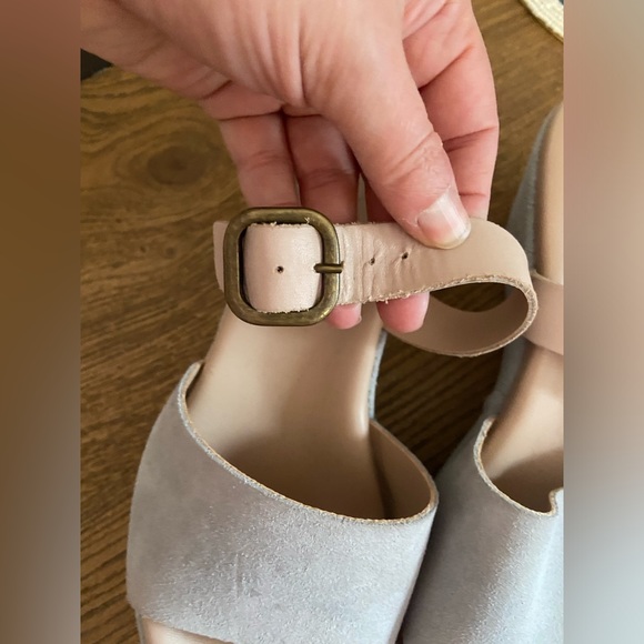 Sophia Milano size 7.5 light grey suede sandal - Picture 8 of 9